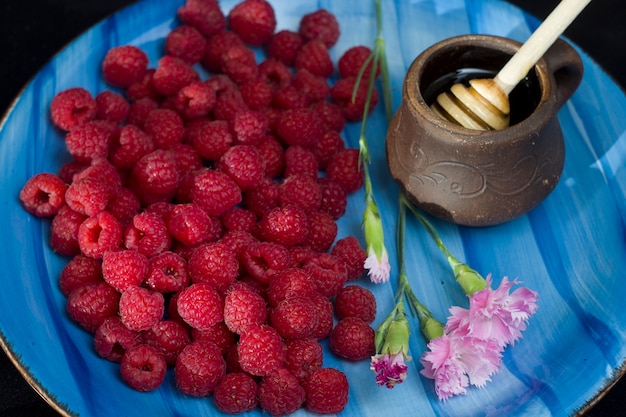 Photo framboises avec du miel.