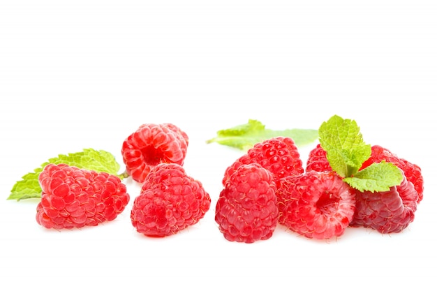 Framboises sur fond blanc