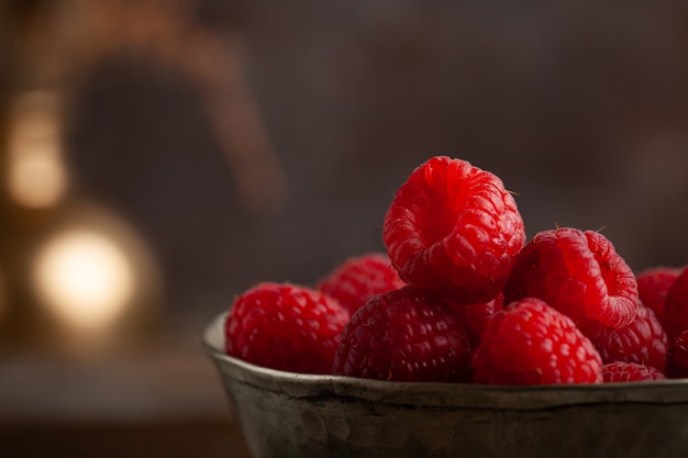 Framboises sur fond en bois naturel.