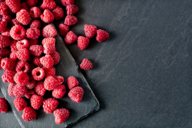 framboises sur fond gris foncé