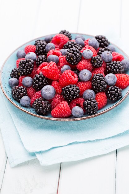 Framboises fraîches dans un bol