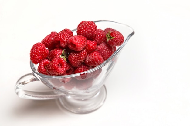 Framboises fraîches dans une tasse en verre