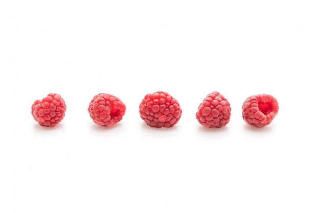 framboises fraîches sur fond blanc