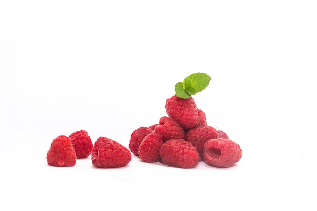 framboises fraîches sur fond blanc