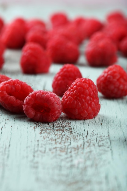 Photo des framboises fraîches sur fond de bois