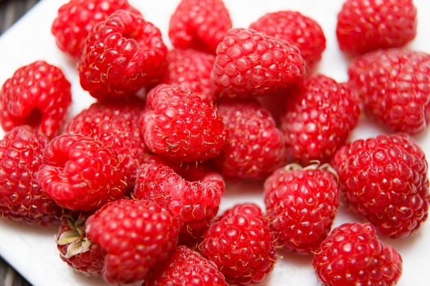 Framboises fraîches et sucrées sur une assiette