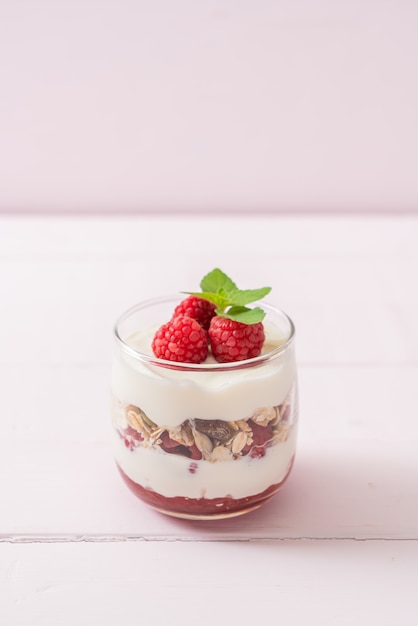 framboises fraîches et yogourt avec granola - style alimentaire sain