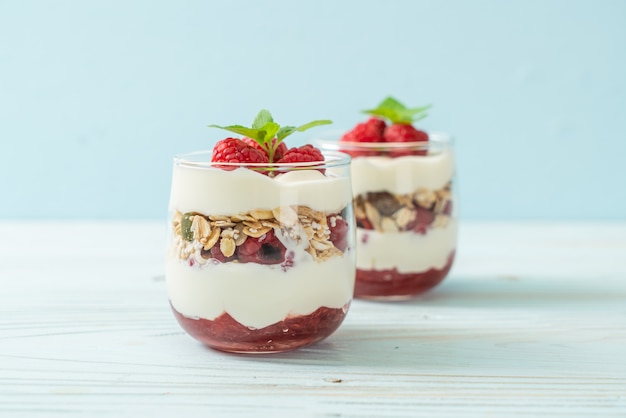 framboises fraîches et yogourt avec granola - style alimentaire sain