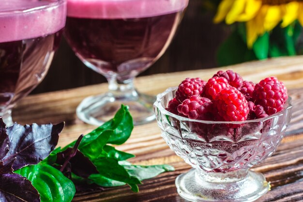 framboises et gelée sucrée de framboises faites à la maison