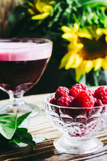 framboises et gelée sucrée de framboises faites à la maison