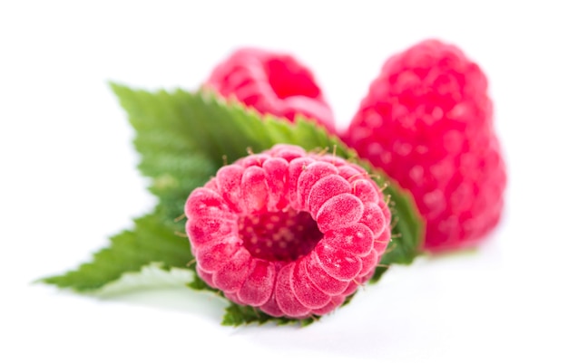 Framboises isolés sur blanc