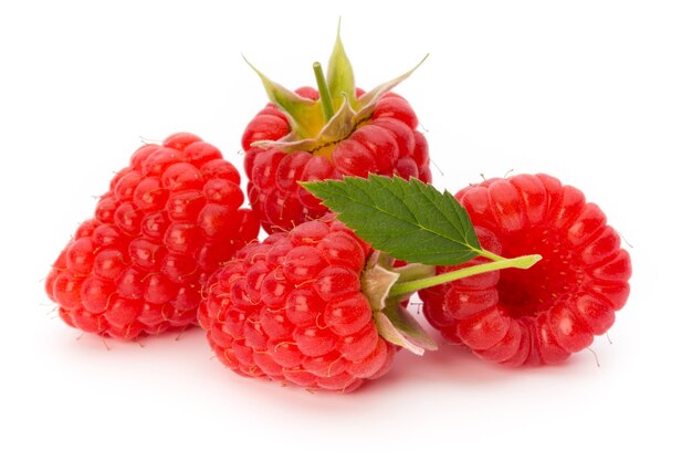 Framboises isolés sur fond blanc.