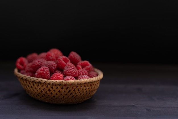 Framboises mûres sur un bois