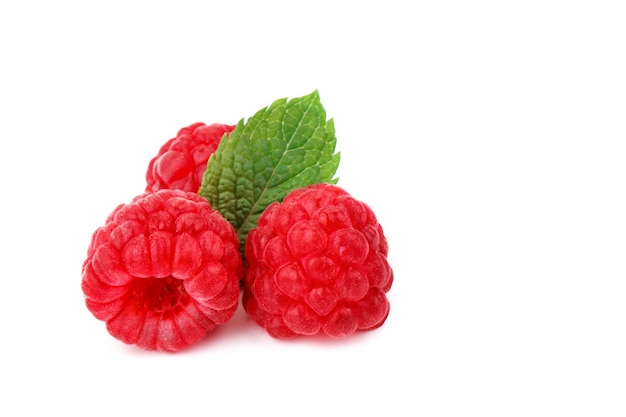 Framboises mûres savoureuses sur une surface blanche