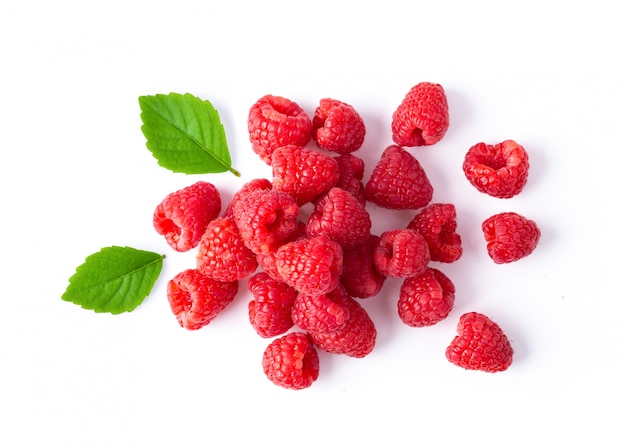 Photo framboises mûres sur tableau blanc.