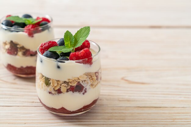 Framboises et myrtilles maison avec yogourt et granola - style alimentaire sain