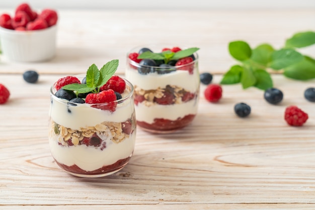 Framboises et myrtilles maison avec yogourt et granola - style alimentaire sain