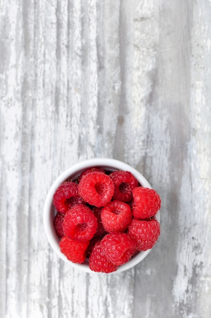 Framboises sur un petit bol