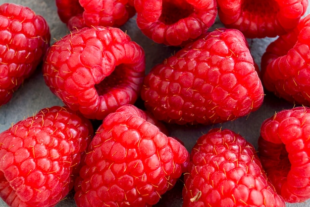 Framboises rouges fraîches sur la table, se bouchent.