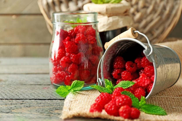 Framboises sucrées sur fond de bois