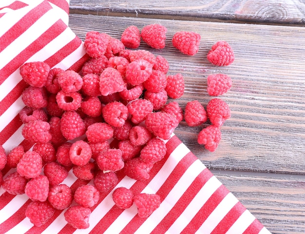 Framboises sucrées mûres sur table closeup