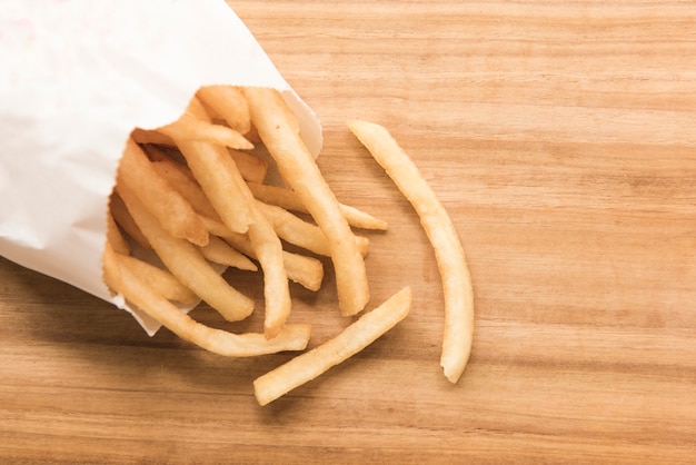 Français frites sur fond en bois.