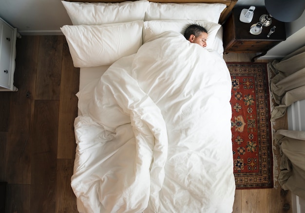 Français homme dort seul sur son lit