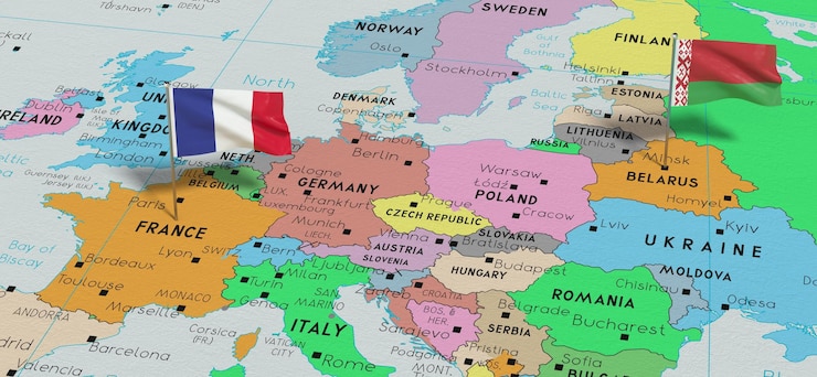 Photo la france et la biélorussie épinglent des drapeaux sur la carte politique illustration 3d