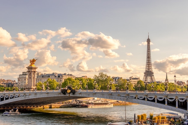 France. Journée d'été ensoleillée à Paris. Pont Alexandre III et tour Eiffel