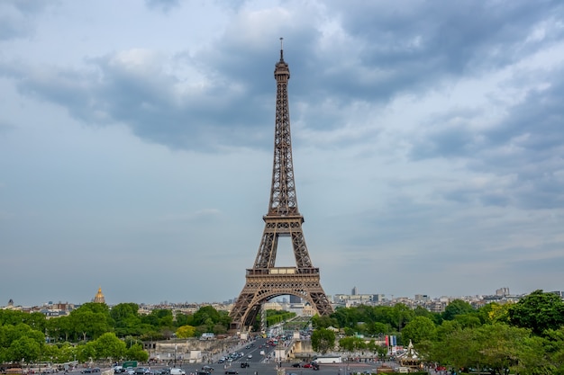 Photo france. nuageux soir d'été à paris près de la tour eiffel