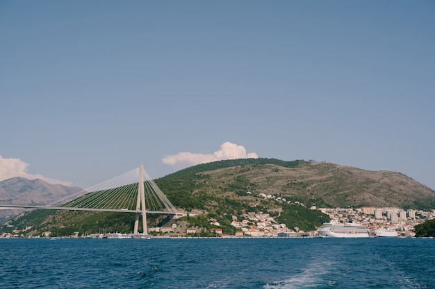 Franjo tudjman pont à haubans portant la route nationale d sur l'approche ouest de dubrovnik