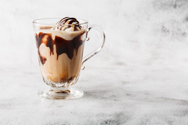 Frappe au chocolat avec crème fouettée, sirop de chocolat et crème glacée sur fond de marbre brillant. Vue aérienne, espace copie. Publicité pour le menu du café. Menu du café. Photo horizontale.