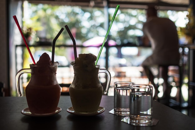 Frappe de café glacé sur table dans un petit café