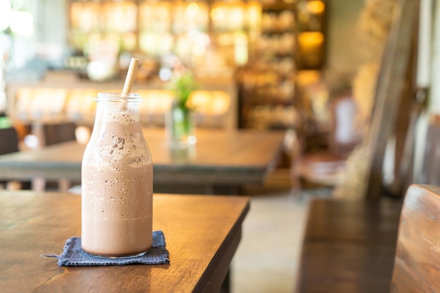 Frappe de milk-shake au chocolat glacé ou mélange dans un café et un restaurant