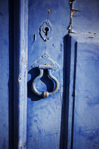 Photo le frappeur à la porte bleue