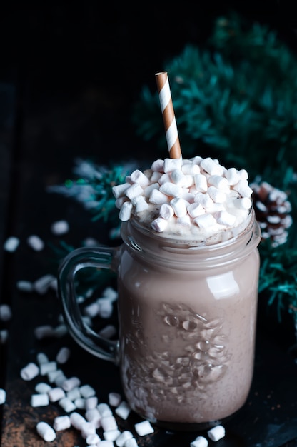 frapuccino à la crème fouettée et au sirop de chocolat