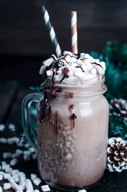 frapuccino à la crème fouettée et au sirop de chocolat