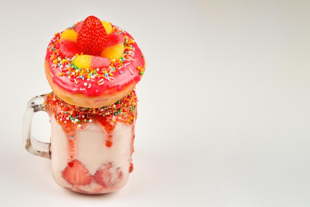 Freakshake Extreme milkshake avec beignet de bonbons à la gelée de fraise