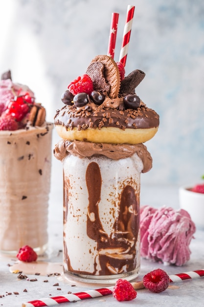 Freakshake fou au chocolat avec des bonbons