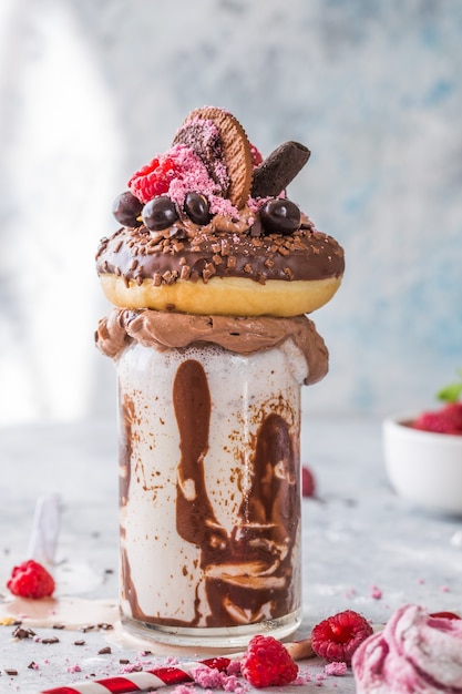 Freakshake fou au chocolat avec des bonbons