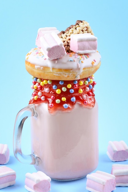 Freakshake à la fraise rose avec guimauve et bonbons