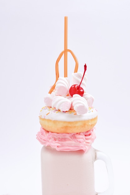 Freakshake à la fraise rose avec guimauve et bonbons