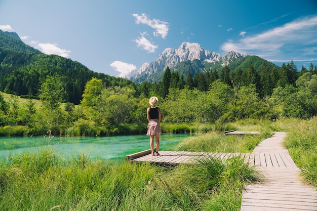 Freedom Travel Lifestyle concept Jeune femme appréciant la nature verte à l'extérieur