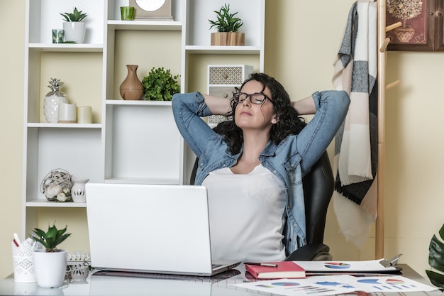 Freelance détendu au bureau à domicile