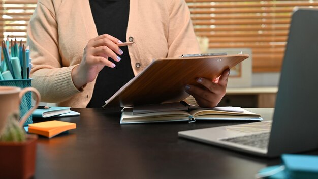 Freelance féminine travaillant à son bureau à domicile.