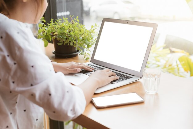 Freelance femme asiatique travaillant avec ordinateur portable écran blanc.