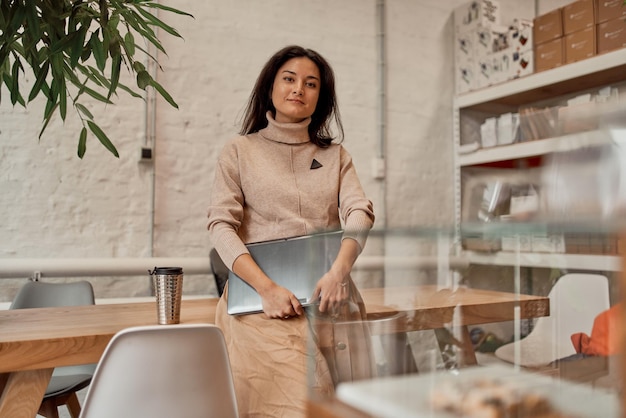 Freelance positive dans la cafétéria