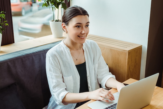 Freelance réussie femme travaillant en ligne et projet de planification à la maison