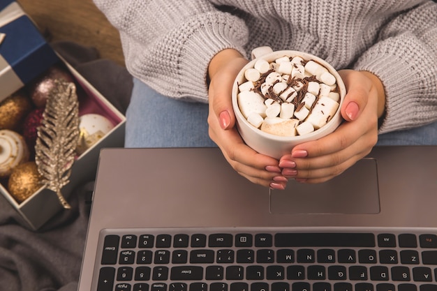 Freelance de travail à distance pendant les vacances de Noël ou du Nouvel An.