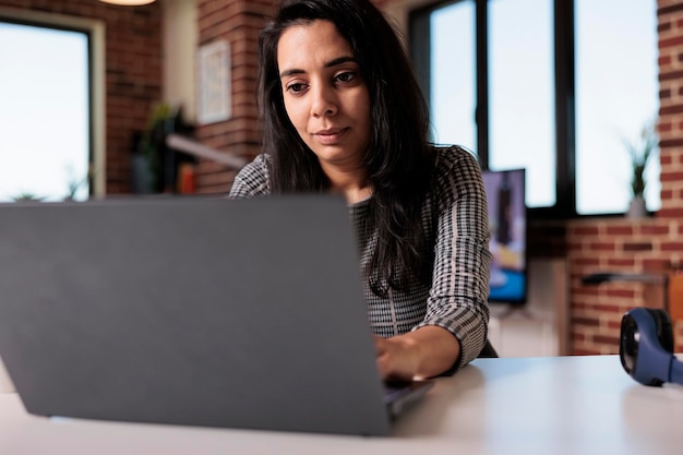 Freelancer effectuant un travail en ligne à distance à la maison, utilisant un ordinateur portable pour envoyer des e-mails et analyser les informations de recherche. Travailler sur un rapport Internet avec un réseau de démarrage ou assister à une leçon de classe.